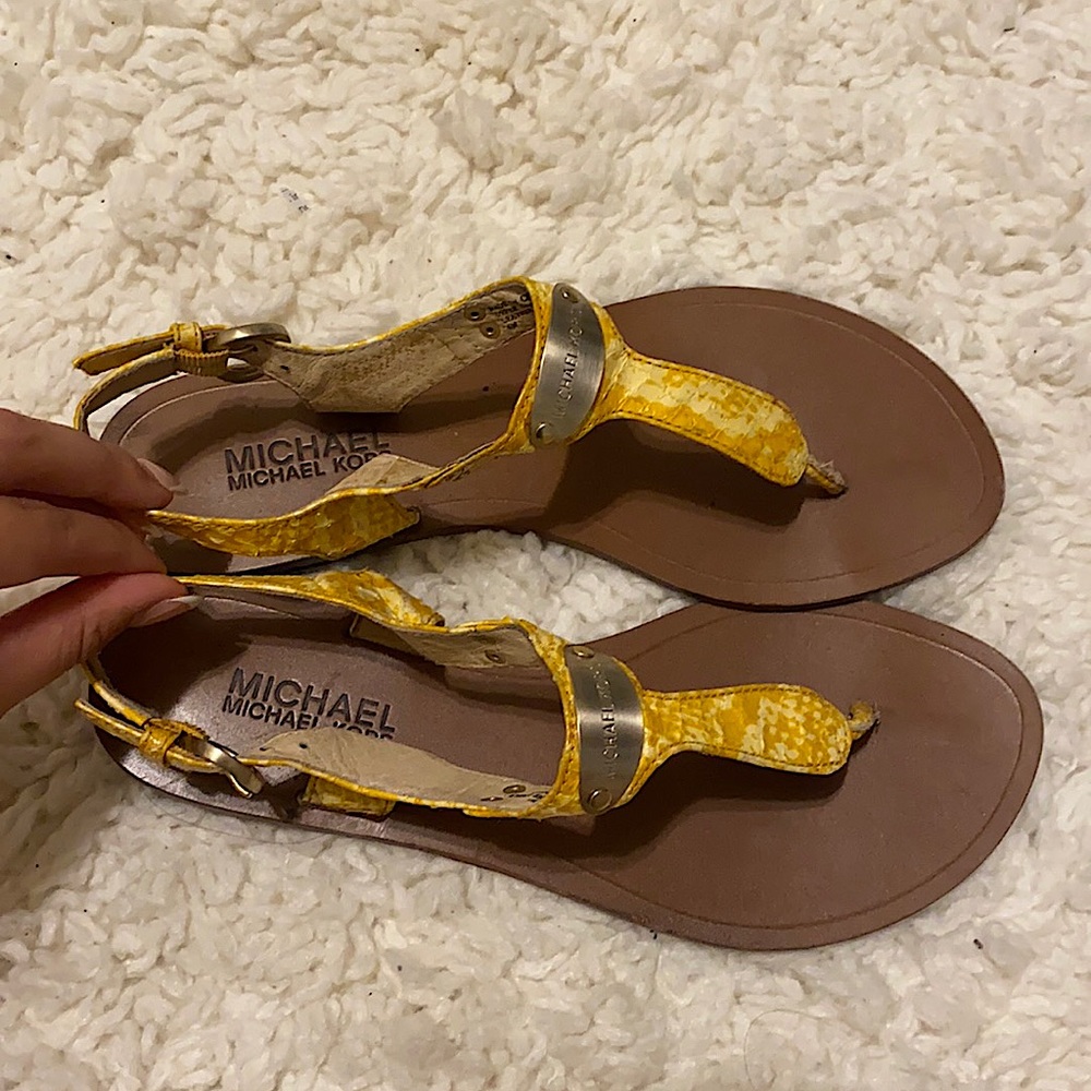 MICHAEL KORS sandals 💛🤍